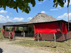 Entrada da “Finca La Esmeralda”, local onde agricultores plantam tabaco e recebem turistas para vender charutos artesanais