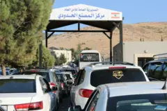 ازدحام السير عند معبر المصنع الحدودي بين لبنان وسوريا