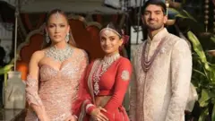 دلہن نیتر مَنّتینا اور اُن کے شوہر وِمشی گاد ارجو امریکی گلوکارہ جینیفر لوپیز کے ہمراہ