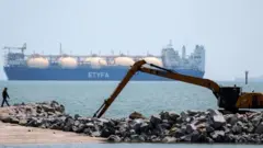 બીબીસી ગુજરાતી, ગુજરાત, બીબીસી, અમદાવાદ, હોર્મુઝ સ્ટ્રેટ, મલક્કા સ્ટ્રેટ