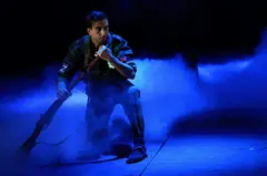 Актор, одягнений у російську військову форму з Z-символом