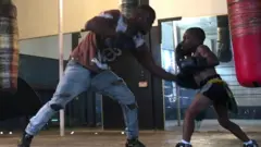 Ọmọọba 'The Buzz' Larbie ati olukọni rẹ