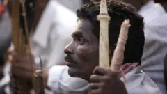 कोलकाता में हुई एक रैली में भाग लेता एक आदिवासी