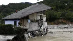 కూలిపోతున్న ఇల్లు
