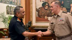 ఇండియన్ ఆర్మీ చీఫ్ మనోజ్ పాండేతో అమెరికా జనరల్ చార్ల్స్ ఎ ఫ్లిన్