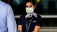 మాస్క్ ధరించిన యువతి