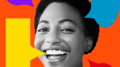 Femme entourée de bulles de texte