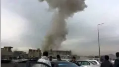 صورة متداولة على وسائل التواصل الاجتماعي للانفجار عند مدخل مطار كابول العسكري