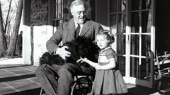 Sannad kasta, December 3, dunidu waxay u dabbaaldegtaa maalinta caalamiga ah ee dadka naafada ah