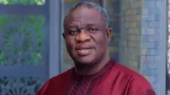 Dokita Wole Oluyede wọ aṣọ buba pupa