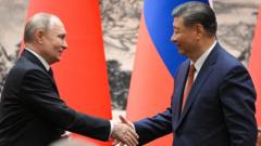 Vladimir Putin e Xi Jinping durante encontro recente