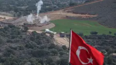 La artillería turca bombardeó las posiciones de las Unidades de Protección Popular (YPG) cerca de la frontera con Siria el 21 de enero de 2018, cerca de Hassa, en la provincia turca de Hatay, mientras las tropas terrestres turcas entraban hoy en Siria para impulsar una ofensiva contra las milicias kurdas y un ataque con cohetes impactaba una ciudad fronteriza en aparente represalia.