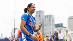 একদিনের ক্রিকেটে বিশ্বজয়ের পর ভারতীয় নারী ক্রিকেট দল এবার এই টুর্নামেন্টে অংশ নিতে ইতোমধ্যেই ইংল্যান্ডে পৌঁছেছে। 