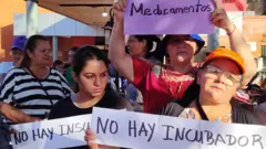 Manifestantes frente al Hospital de Santa Rosa del Aguaray para denunciar el abandono de los servicios públicos de salud, a 250 km de Asunción, Paraguay. 