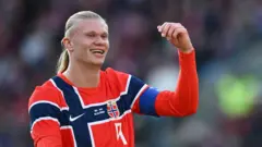Erling Haaland comemora o gol pela Noruega