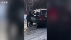 Agente de imigração mata mulher a tiros nos EUA; manifestantes e autoridades locais contestam versão de legítima defesa