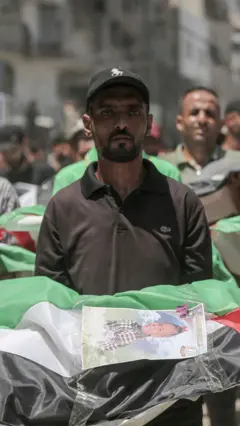 Hombre asiste al multitudinario funeral