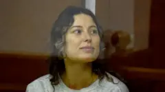 लस एन्जलसमा बसिराखेकी कसेनिआ करेलिना सन् २०२१ मा अमेरिकी नागरिक बनेकी थिइन्।