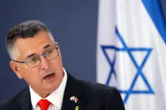 وزير الخارجية الإسرائيلي جدعون ساعر يتحدث إلى وسائل الإعلام في بلغراد، صربيا، 30 سبتمبر/أيلول 2025