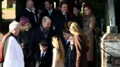Mike Tindall (na fila de trás, da esquerda para a direita), Jack Brooksbank, Edoardo Mapelli Mozzi, as princesas Eugenie e Beatrice de York, e Zara Tindall, o príncipe Louis de Gales, o príncipe William, a princesa Charlotte de Gales, o príncipe George de Gales, Mia Tindall e a princesa Catherine de Gales saem após participarem da tradicional missa de Natal da Família Real na Igreja de Santa Maria Madalena, na propriedade de Sandringham.