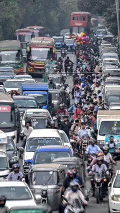 ඉන්ධන ලබා ගැනීම සඳහා දිගු වාහන පෝලිම් සහ ජනතාව මෙහි දක්නට ලැබේ.