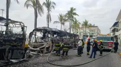 Un autobús incendiado en los disturbios en México.