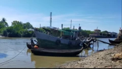 စစ်တွေမြို့ကနေ ရခိုင်ပြည်နယ်ရဲ့ ဒေသအနှံ့အပြားကို ပြေးဆွဲနေတဲ့ရေယာဉ်တွေနဲ့ စီးပွားရေးလုပ်ငန်းသုံးရေယာဉ်တွေ အဓိကအသုံးပြုနေကြတဲ့ ဆတ်ရိုးကျချောင်း