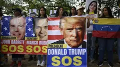 Venezolanos con pancartas de Trump.