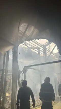 Lona destruída após incêndio que atingiu a Zona Azul da COP ser controlado