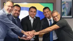 Castro, Flávio Bolsonaro, Ruas e mais dois aliados com as mãos unidas