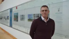 Doctor Chris Lombardozzi con gafas y un jersey de color burdeos