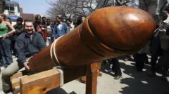 Turista posa para foto com falo gigante em festival no Japão