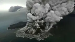 Foto udara ini, yang diambil pada 23 Desember 2018 oleh Bisnis Indonesia, menunjukkan gunung berapi Anak Krakatoa meletus di Selat Sunda di lepas pantai selatan Sumatera dan ujung barat Jawa.