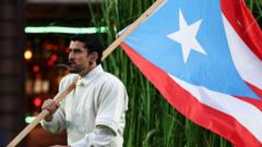 Cuál es el origen de la bandera de Puerto Rico que mostró Bad Bunny en el Super Bowl y por qué fue ilegal en la isla durante varios años