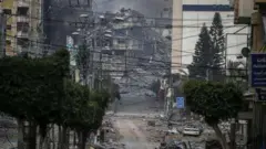 ইসরায়েলি বোমাবর্ষণে বিধ্বস্ত গাজার একটি এলাকা