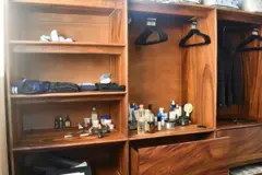 Un armario con ropa y productos de higiene personal.