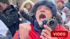 யுக்ரேன்: திரும்பி வந்த மகன்; கண்ணீர் விட்ட தந்தை