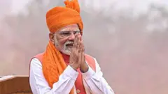 स्वातंत्र्य दिनानिमित्त लाल किल्ल्यावर भाषण देण्यापूर्वी लोकांचे अभिवादन स्वीकारताना पंतप्रधान नरेंद्र मोदी.