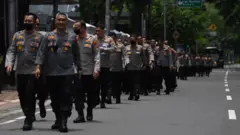 Sejumlah pejabat Polri tiba untuk melaksanakan shalat Jumat sebelum menuju Istana Negara di Jakarta, Jumat (14/10/2022).