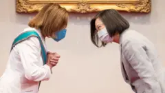 蔡英文（右）在台灣總統府向佩洛西（左）頒授勳章後兩人互相鞠躬致意（台灣總統府發放圖片3/8/2022）