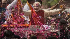 2014 में जीत के बाद वडोदरा में समर्थकों के बीच नरेंद्र मोदी