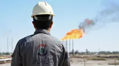 Un empleado de la Compañía Petrolera de Basora inspecciona el yacimiento de petróleo y gas de Nahr Bin Umar, en las afueras de la ciudad iraquí sureña de Basora, el 29 de abril de 2026.