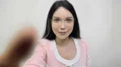 한 중국 여성이 성형수술 앱을 이용하고 있다