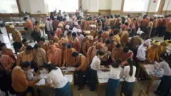 အောင်နိုင်ရေးထိခိုက်စေလို့ ကိုယ်စားလှယ်လောင်းတချို့ လဲလှယ်ရကြောင်း NLD ပါတီပြော