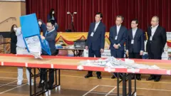 香港區議會選舉2023：「整頓」後首次投票率「史上最低」　李家超下令徹查票站系統故障