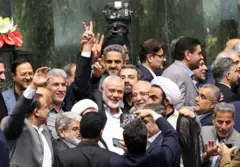 No centro da imagem, Ismail Haniyeh faz sinalroulette 1vitória cercado por legisladores iranianos no parlamento iranianoroulette 1Teerã