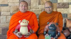 พระมหาสมปอง ตาลปุตฺโต และพระมหาไพรวัลย์ วรวณฺโณ