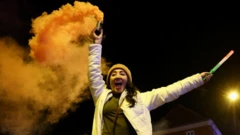 Una mujer celebra en Budapest el resultado de las elecciones.