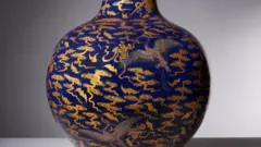 ባለሰማያዊ ቀለሙ የአበባ ማስቀመጫ