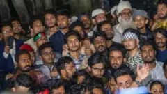 வங்கதேசம்: இந்தியாவுக்கு எதிராக நள்ளிரவில் ஒன்றுகூடிப் போராடிய மாணவர்கள் - என்ன காரணம்?